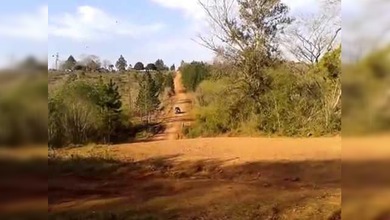 Un copiloto arriesga su vida corriendo un 'rally' sentado sobre el motor del coche
