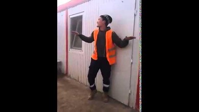 ¡Esto sí que es bailar! El 'primo de Borat' la rompe en Internet