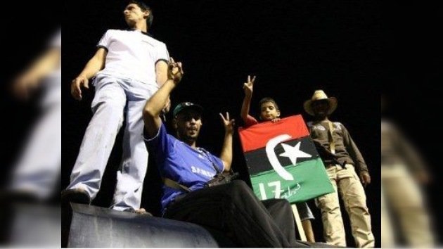 Occidente saluda la democracia libia, Chávez se niega a reconocer a los rebeldes