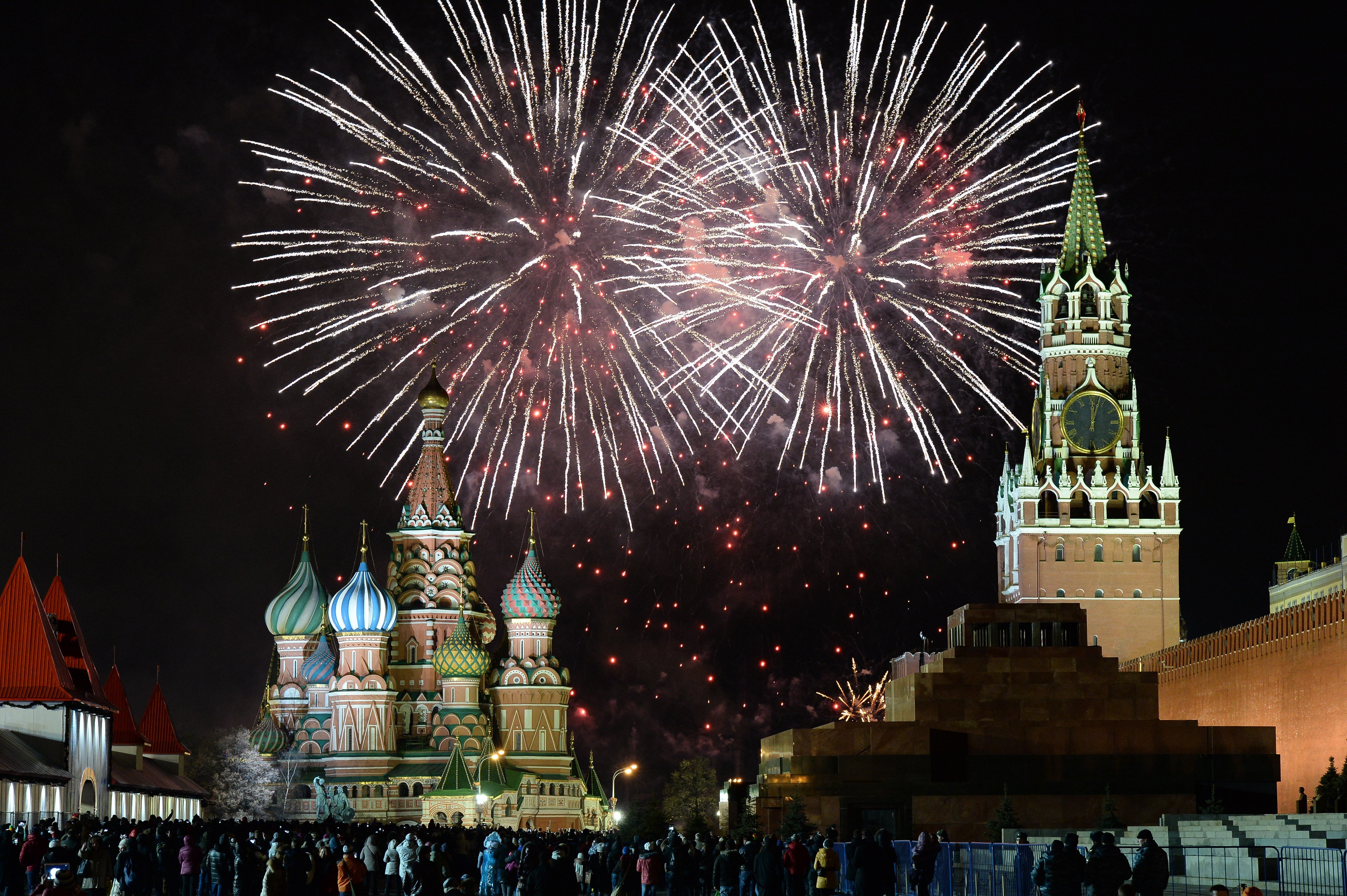 New years moscow. Спасская башня Кремля салют. Салют Кремлевские куранты. Москва новый год салют красная площадь. Кремль новый год.