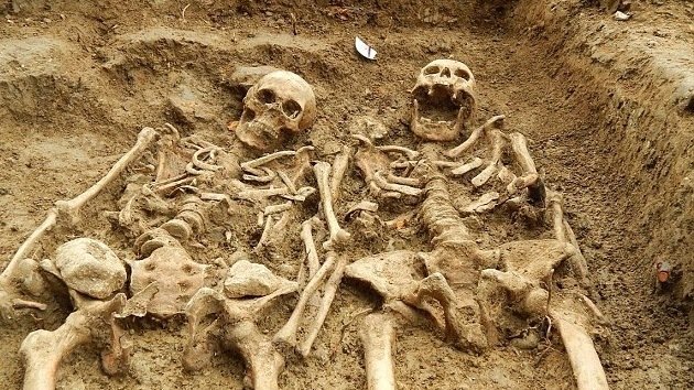 Hallan en Reino Unido dos esqueletos tomados de la mano durante 700 años