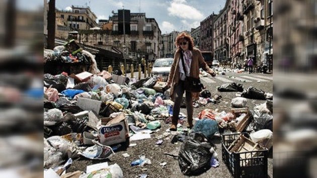 Nápoles se ahoga entre la basura y los desperdicios incendiados