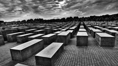 Video: Alemanes orinan sobre el monumento al Holocausto en Berlín en Noche Vieja