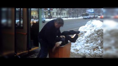 Un conductor de autobús echa un pasajero a la basura