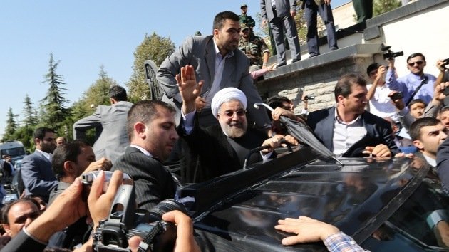 Lanzan huevos y zapatos al presidente iraní Rohaní por su acercamiento a Occidente