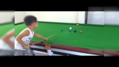 Un niño chino de 3 años es todo un experto del billar