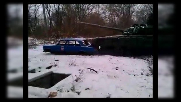 Un tanque plancha un coche en Donetsk
