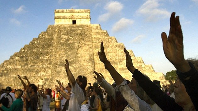 Fin del calendario maya, miles de personas 'recargan las pilas' en Chichén Itzá