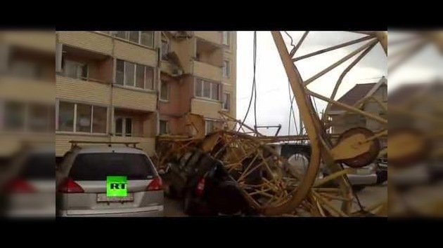 Rusia: Una grúa se desploma sobre un edificio de viviendas