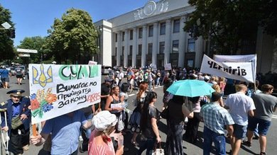 Disparos, gases lacrimógenos y choques cerca del Parlamento ucraniano