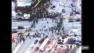 Manifestantes son arrollados por un coche en Minneapolis