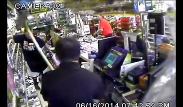Evita un robo en su tienda de licores con una escoba