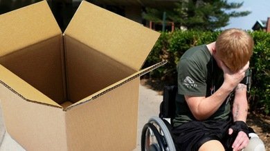 Castigo escolar en EE. UU.: Niño parapléjico humillado en una caja de cartón