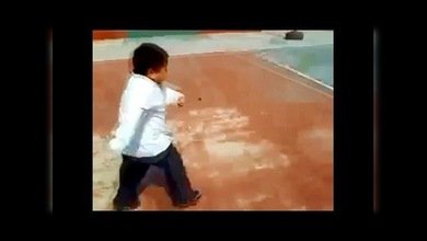 Un niño hace trampa en una carrera y aun así pierde