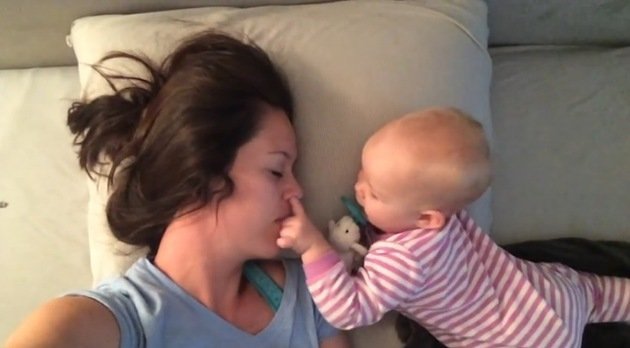 El video del bebé que no deja dormir a su madre conmueve a la Red