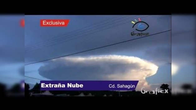 Una nube con forma de gigantesca nave extraterrestre invade el cielo de México