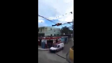 Flexiones extremas: un hombre hace ejercicio en el cableado de la ciudad