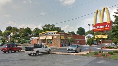 Expulsan a una pareja de ancianos de McDonald's para "fregar el piso"