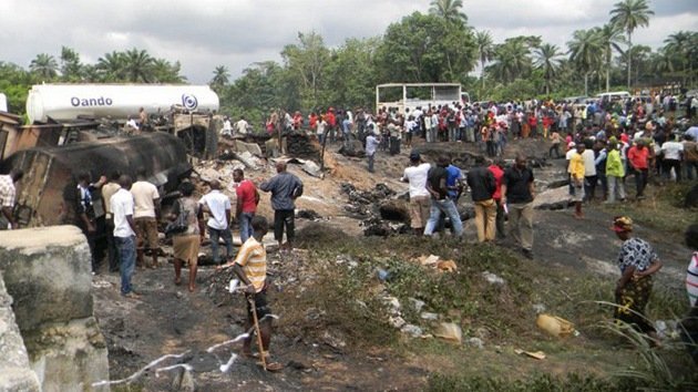 Cerca de 100 muertos en Nigeria recogiendo combustible de un camión accidentado (FOTOS)