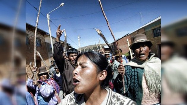 Indígenas peruanos cortan carreteras para acabar con la extracción minera extranjera 