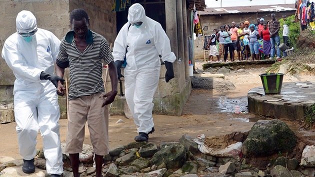 VIDEO: Médicos 'cazan' en un mercado a un infectado de ébola huido de la cuarentena