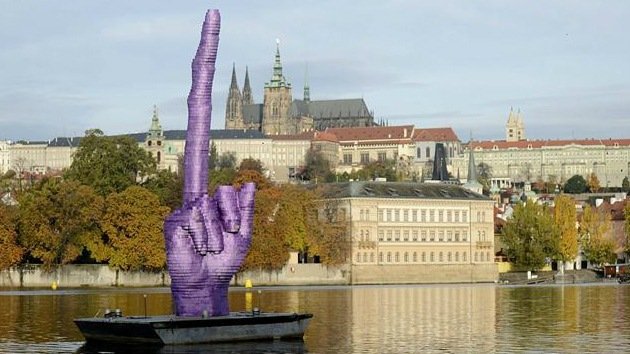Video: Un irreverente escultor le muestra un gigante dedo corazón al presidente checo