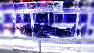 Un hombre permaneció durante 24 horas tumbado en un bloque de hielo