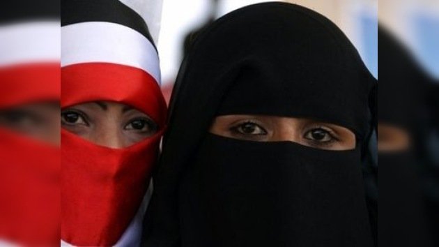 Mujeres yemeníes queman sus velos ante la represión