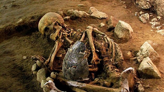 Hallan en una cueva de España restos humanos del Neolítico en posición fetal