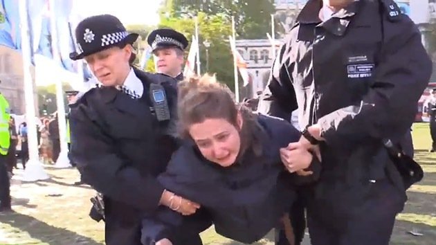 Video: La Policía británica dispersa la protesta de #OccupyDemocracy