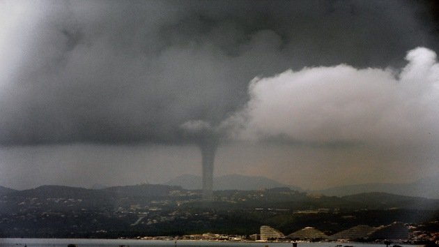 Video: Impactantes imágenes de un tornado en el sur de Francia