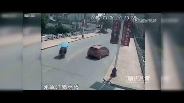 Una mujer se precipita de un puente en su coche tras un falso giro en U
