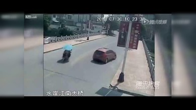 Una mujer se precipita de un puente en su coche tras un falso giro en U