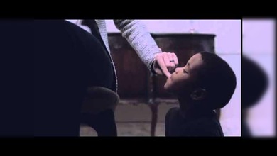 Polémica campaña muestra a un niño africano siendo tratado como una mascota