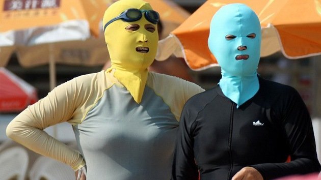'Bikini facial', el protector solar 'fashion' que triunfa en las playas de China