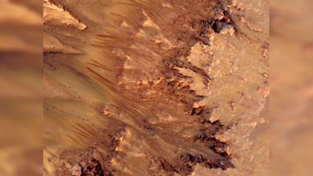 La NASA descubre unos intrigantes surcos en la superficie de Marte: ¿Agua a la vista?