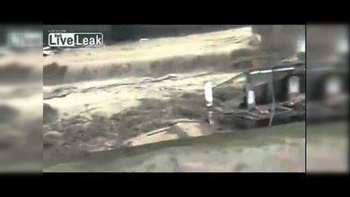 Un muchacho queda atrapado por las inundaciones en una casa que se desploma