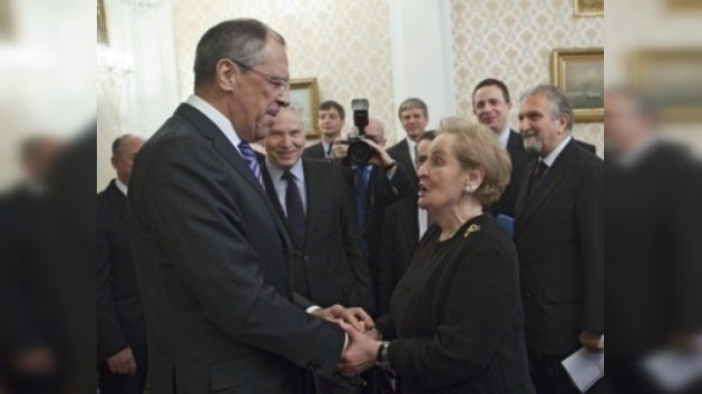 Los esfuerzos de la OTAN sirven a los intereses rusos, según Albright