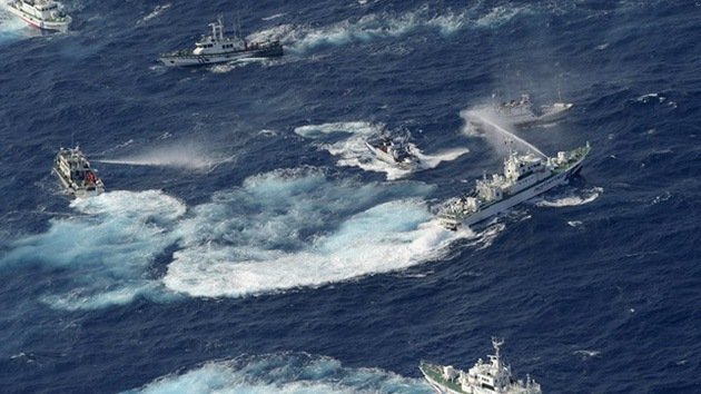 Video: Buques japoneses repelen con cañones de agua a la flotilla pesquera taiwanesa