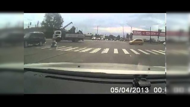 Una mujer casi muere electrocutada al cruzar la calle en Rusia