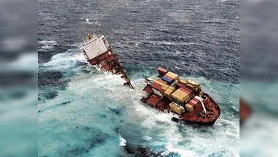 El buque Rena se parte en dos y amenaza con verter más crudo al mar