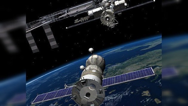El acoplamiento de la Soyuz a la Estación Espacial Internacional en vivo en RT