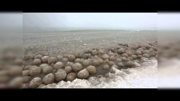 Aparecen 'huevos extraterrestres' de hielo en la orilla de un lago