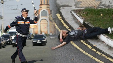 Un policía salva la vida de un diabético ofreciéndole un helado
