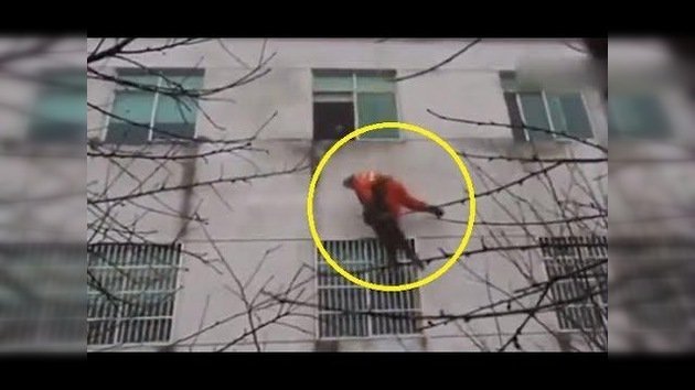 Impresionante rescate en el aire de una mujer que quería suicidarse tras pelearse con su marido