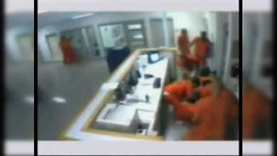 Reclusos salvan la vida a un guardia atacado por otro preso