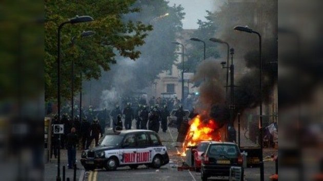 El tercer día de 'anarquía' en Londres: la Policía inculpa a Twitter