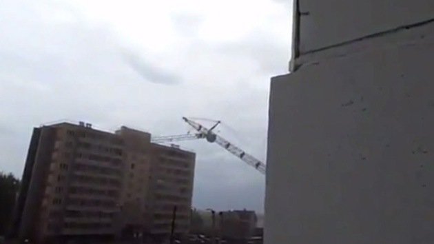 Video: Una grúa cae causando destrozos en un edificio de nueve plantas en Rusia
