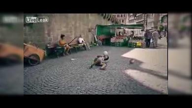 ‘Mago’ del balón a pie de calle