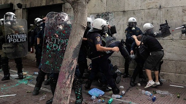 Los excesos policiales en Grecia despiertan el fantasma de la dictadura militar